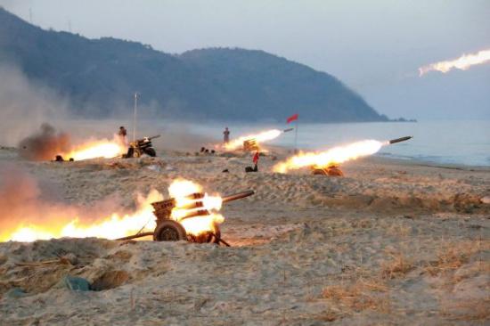 资料图:朝鲜射击训练现场。新华社/朝中社