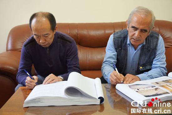 中国文化遗产研究院副院长许言（左）与乌方确认修复方案。