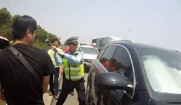 老人小孩被锁车内暴晒 交警砸豪车救人