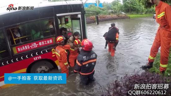 点赞：他们涉水半米背30名乘客转移