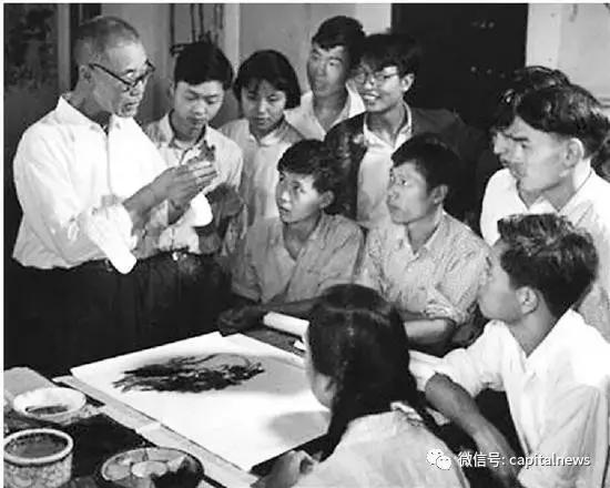  1961年，潘天寿给学生上课