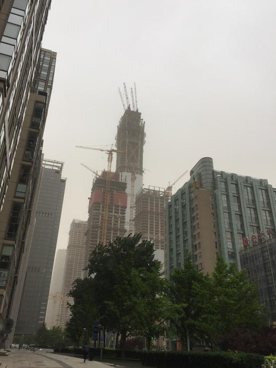 5月5日，北京CBD地区仍然被沙尘笼罩。