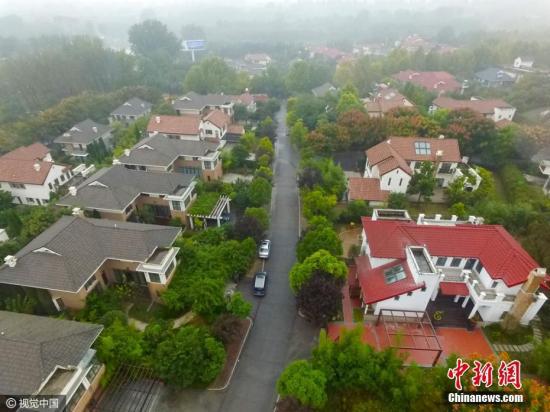 资料图:2019-12-10,郑州一处规划的旅游景区,被开发商开发成地产社区,这个违规开发已经存在约十年之久,期间郑州市国土局多次对其进行处罚。子君 摄 图片来源:视觉中国