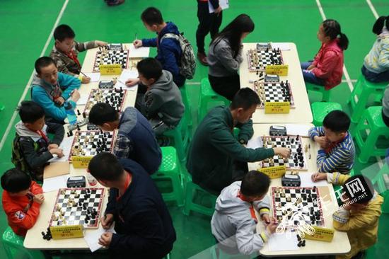 本次比赛同时也是第十三届全运会群众比赛国际象棋重庆分赛区预赛。记者 李文科 摄