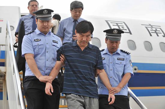 2015年6月8日，孙新被押解回国。（新华社记者 李文 摄）