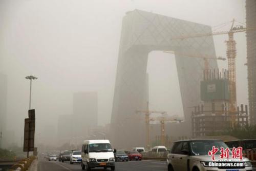 5月4日，北京城区遭沙尘笼罩。