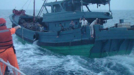 大陆渔船渔民阻止海巡人员登船（“澎湖海巡队”提供）