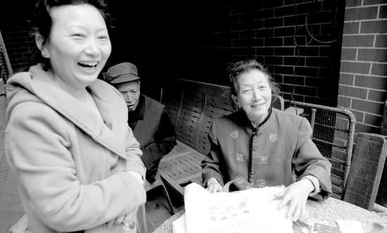 ▲
回到家中
,
游绍会老人和女儿古国芳一家人十分开心