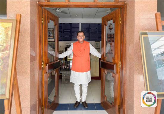 　　图为2016年5月18日，“苏拉布国际”创始人宾德舍沃·帕塔克站在位于新德里城郊的苏拉布厕所博物馆前。