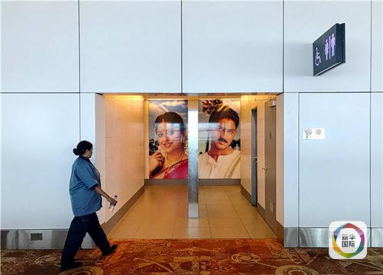 图为新德里国际机场的公共厕所。