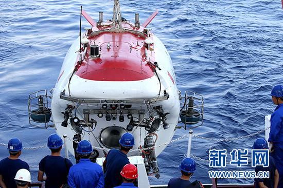 5月6日，“蛟龙”号载人潜水器从“向阳红09”科学考察船布放入水。 “蛟龙”号载人潜水器5月6日搭载科学家潜入南海东北部海底，遇见非同一般的深海峡谷景象，经历了一段独特的旅程。 “蛟龙”号潜入深海，是为了探索海底浊流。我国南海东北部发育着大量的海底峡谷，是全球公认的研究现代海底浊流的天然实验室。 新华社记者刘诗平 摄