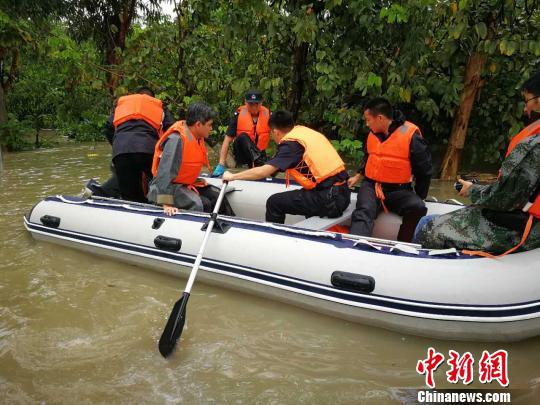 5月7日，广州市花都区突发特大暴雨，广州市三防调动10艘冲锋舟（约30名抢险队员）协助转移受灾人员　汤小玲　摄