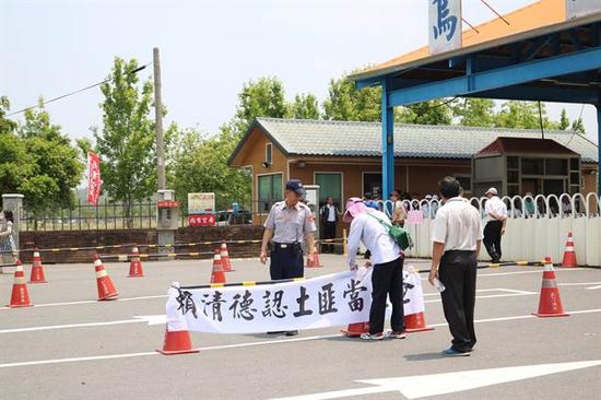 抗议民众放置标语声讨赖清德。（图片来源：台湾《中时电子报》）