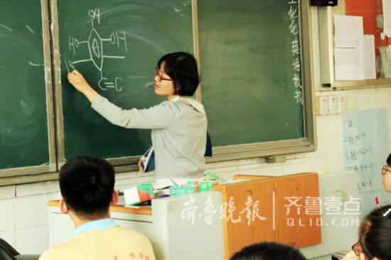 洪秀英老师用左手写板书。