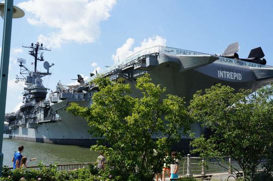 USS Intrepid (CV-11),埃塞克斯级“无畏号”也是美国海军的传奇舰。在纽约作为博物馆的“无畏”也成了精神教育的好去处