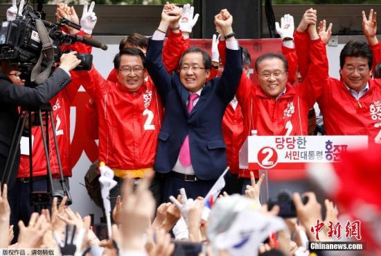 当地时间5月8日,支持率呈上升之势的执政党自由韩国党候选人洪准杓进行最后的拉票活动。