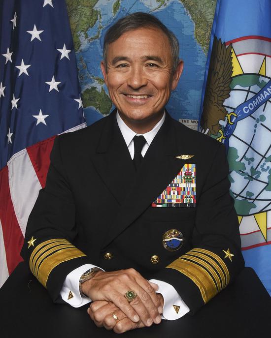 Harri Binkley Harris, Jr,美国太平洋战区司令,日裔,虽然在演说中称赞的是美国海军的精神,但是哈里斯任上的所作所为,无论是多次申请侵入中国领海,还是此前的卡尔·文森号的事件,都颇有其血统源流,当年美国太平洋舰队对手,日本联合舰队的“独走”神韵