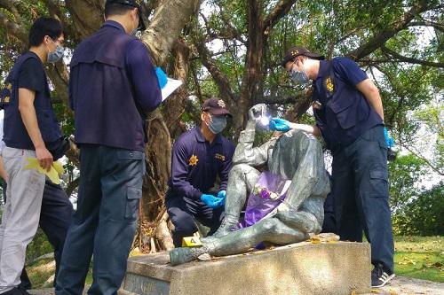 台南乌山头水库内的日本技师八田与一铜像，4月16日被发现遭人持电锯“断头”。（图片来源：台湾《中时电子报》）