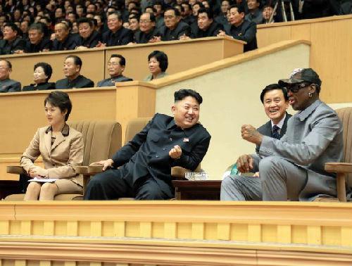 这张朝中社2014年1月9日提供的照片显示，朝鲜最高领导人金正恩（前左二）同夫人李雪主（前左一）与美国全国篮球协会（NBA）退役球星罗德曼（右一）观看友谊赛。新华社/朝中社