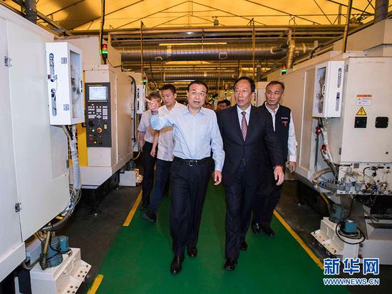 5月8日至9日,中共中央政治局常委、国务院总理李克强在河南开封、新乡、郑州考察。这是5月9日,李克强在郑州富士康科技园组装车间考察。新华社记者 李涛 摄