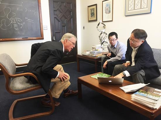 江校长与生物有机化学领域奠基人、美国三院院士、加州理工学院化学和化学工程系Peter.Dervan教授会面