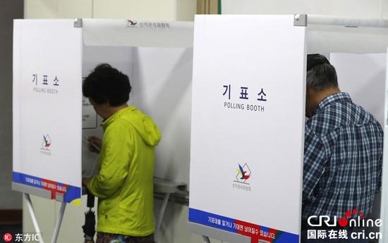 韩国第19届总统选举9日上午6时开始正式投票，韩国选民将前往遍布全国的13964个投票站，选举下一任总统。（图片来源：东方IC）