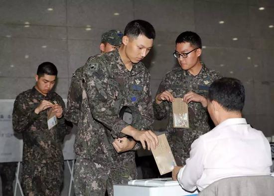 5月4日，在韩国首尔，几名军人参加总统选举“事前投票”。新华社发（李相浩摄）