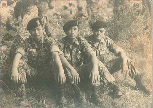 在部队服役的文在寅(右三)。(图片来源：韩联社)