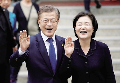 昨日，在韩国首尔，文在寅（左）投票后向人们致意。新华社发