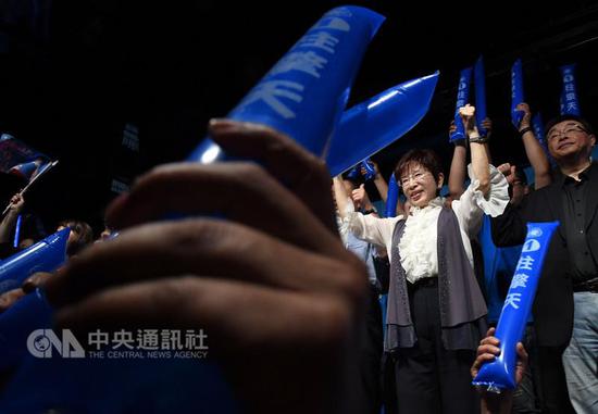 热情支持者高举“一柱擎天”标语，力挺洪秀柱。（图片来源：台湾“中央社”）