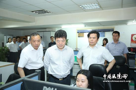 2017年5月10日,最高人民法院政治部主任徐家新视察人民法院新闻传媒总社照排室。 胥立鑫 摄影