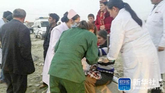 5月11日，新疆塔什库尔干县库孜滚村村民在户外接受救治。新华社记者 李晓玲 摄