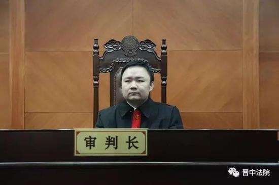 就是他
晋中市中级人民法院民三庭法官
侯建伟
我们亲切地称他为大师兄(侯哥)