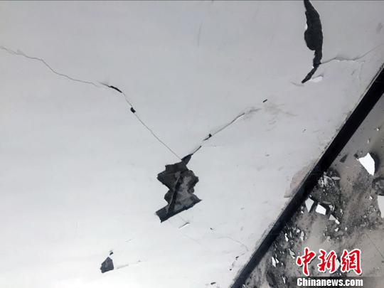 地震致塔县人民医院墙体裂缝。