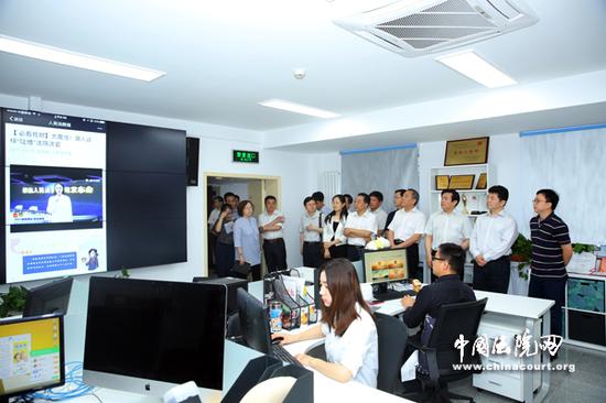 2017年5月10日,最高人民法院政治部主任徐家新视察人民法院新闻传媒总社新媒体部。 胥立鑫 摄影