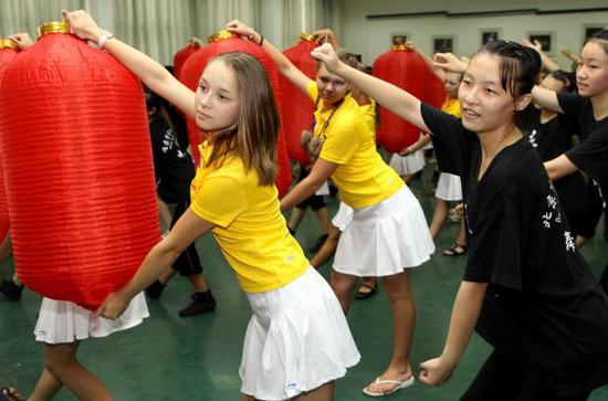 俄女孩谈在中国生活:能＂靠脸吃饭＂ 街上很安全