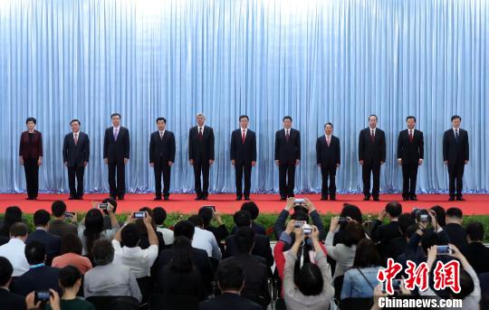 5月12日下午，中共上海市委十一届一次全会选举产生新一届上海市委领导机构：韩正当选上海市委书记；应勇、尹弘当选市委副书记；董云虎、廖国勋、吴靖平、周波、陈寅、翁祖亮、诸葛宇杰、施小琳当选市委常委。　汤彦俊　摄