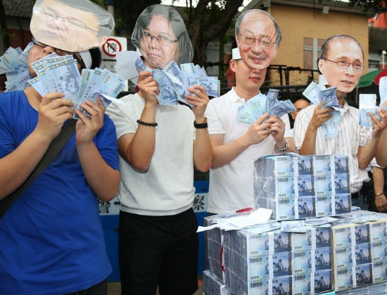 国民党下午举行“妈妈请您要保重。捍卫无毒家园”游行，参与群众带着民进党官员面具讽刺前瞻计划是洒钱计划。（图片来源：台湾《联合报》）