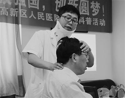 王晓川医生在为患者诊疗。