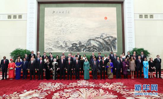 5月14日，国家主席习近平在北京人民大会堂举行宴会，欢迎出席“一带一路”国际合作高峰论坛的外方代表团团长及嘉宾。这是习近平和夫人彭丽媛同外方代表团团长及配偶集体合影留念。新华社记者 谢环驰 摄