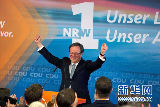 5月14日，德国北威州州长候选人、北威州基督教民主联盟（基民盟）主席阿明·拉舍特在杜塞尔多夫举行的集会上庆祝。新华社发（约阿希姆·毕瓦勒兹摄）