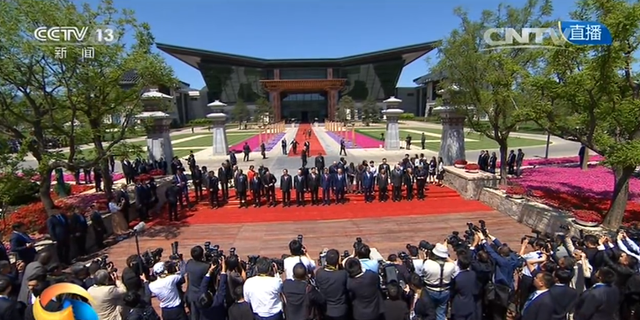 “一带一路”各国领导人在北京雁栖湖畔合影