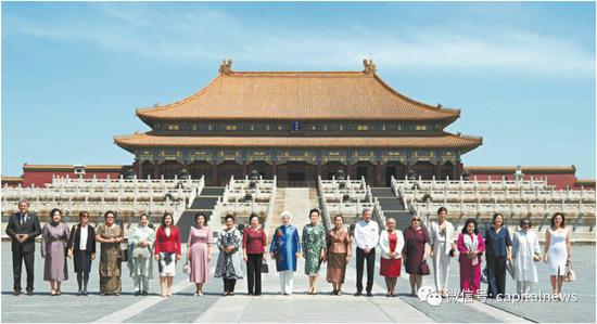 彭丽媛与来宾们在太和殿前合影,包括2位政要的丈夫。