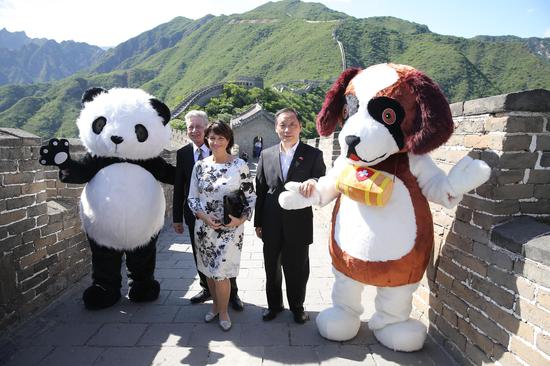 瑞士联邦主席多丽丝·洛伊特哈德5月13日与中国国家旅游局局长李金早参加在慕田峪长城举办的推介“中瑞士旅游年”活动