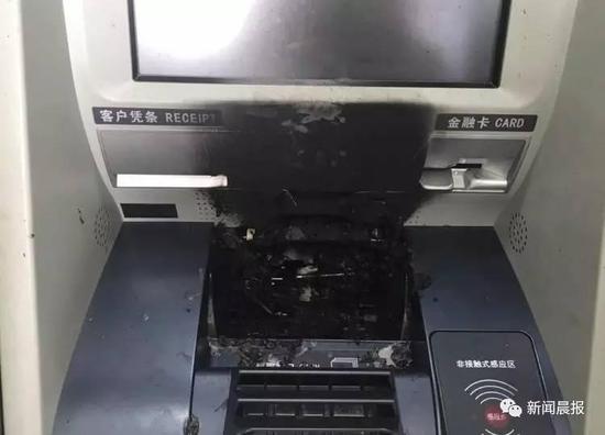 被烧的ATM机(摄影:吴艺璇)