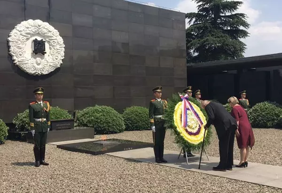 ▲5月16日，在侵华日军南京大屠杀遇难同胞纪念馆，捷克总统夫妇向遇难者敬献了花圈。