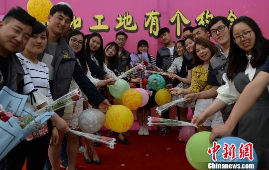 资料图:图为参加联谊活动的男女青年们合影留念。 刘潇 摄