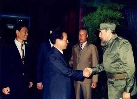 1989年6月7日至10日,钱其琛外长对古巴进行正式友好访问,这是1960年古巴革命后第一位访古的中国外长。图为卡斯特罗主席在革命宫亲自为钱外长举行欢迎宴会。(资料图片)