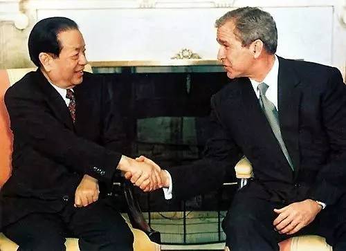 2001年3月22日,美国总统乔治·沃克·布什在白宫会见正在美国访问的中国国务院副总理钱其琛。(来源:外交部网站)