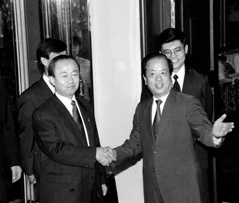1992年8月23日,国务委员兼外交部长钱其琛(前右)在钓鱼台国宾馆同来访的韩国外务部长官李相玉亲切握手。(资料图片)